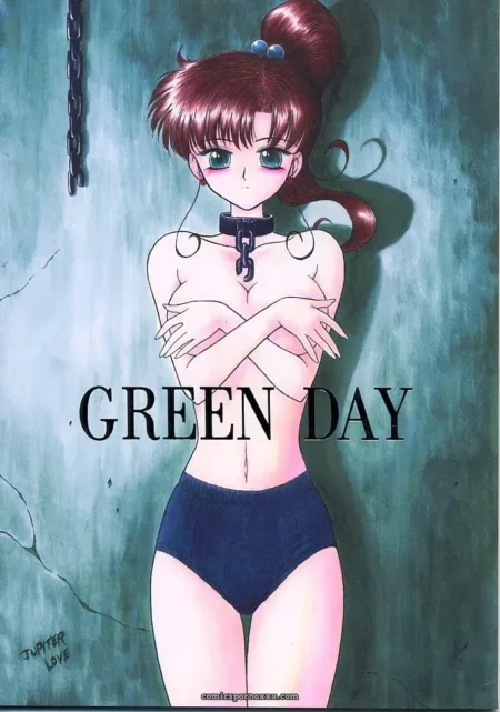 Femme au collier de chien enchaîné, mamelons nus croisés, culotte bleue devant mur vert GREEN DAY