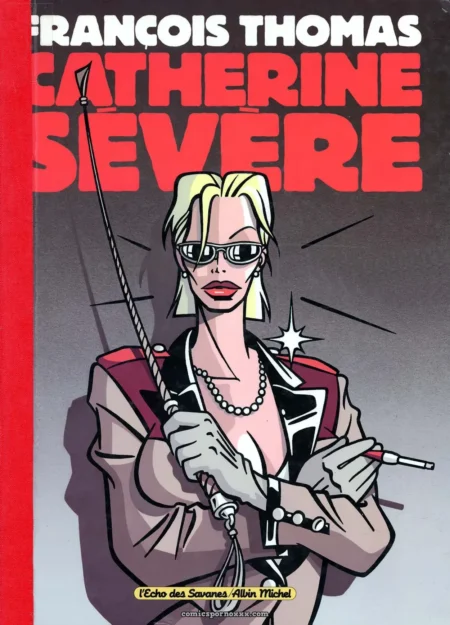 Catherine Sévère, blonde aux lunettes, bouche pulpeuse, seins nus, tient cravache et cigarette, veste rouge-noire.