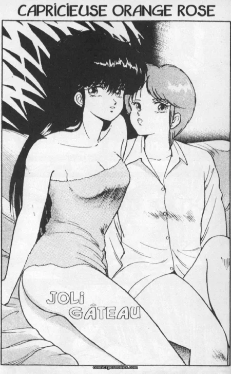 Capricieuse Orange Rose: deux femmes sensuelles, l'une en robe bustier moulante, l'autre en chemise, se touchent lascivement les fesses