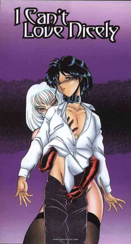 Brune en chemise blanche ouverte, seins nus, étreinte par une femme aux cheveux blancs, collier de chien, fond violet