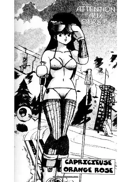 Femme en haut de bikini serré, string et collants résille, seins moulés, pose érotique avec bâtons ski, piste enneigée