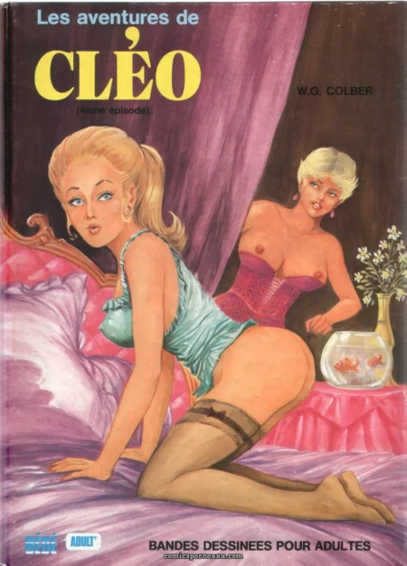 Cléo en nuisette bleue à genoux sur lit rose, bas résille, seins nus d'une blonde en corset rose près d'un aquarium